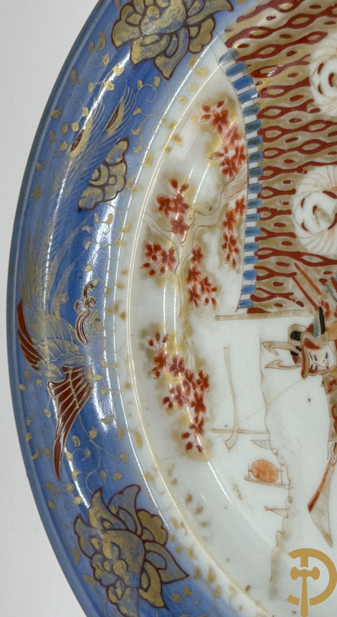 Paar Japanse meerkleurige porseleinen schalen met krijgerdecor op voet