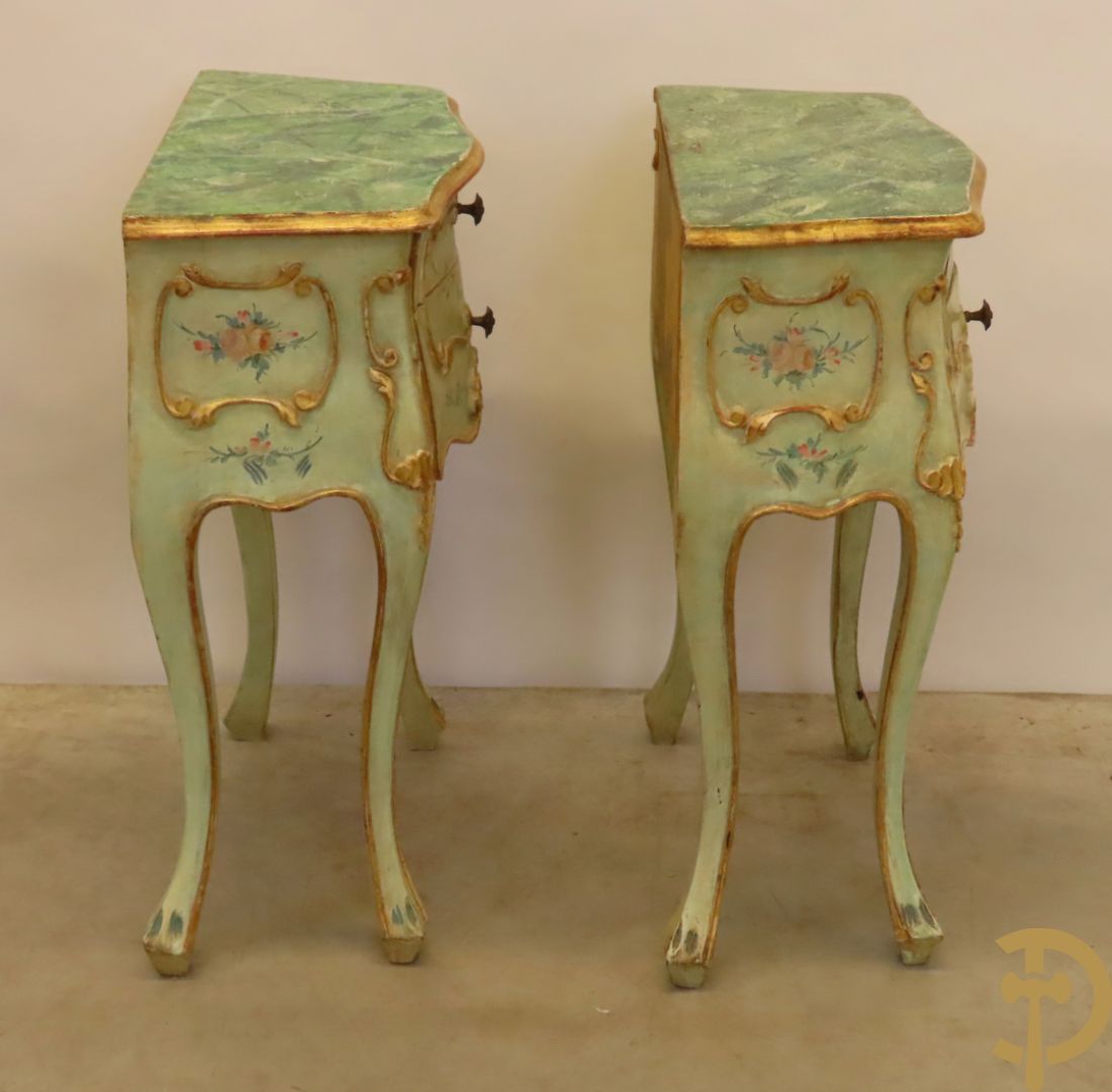 Paar gegalbeerde en gemonochromeerde bijzetkastjes met 2 lades en beschilderd bloemendecor op voluutvormige poten