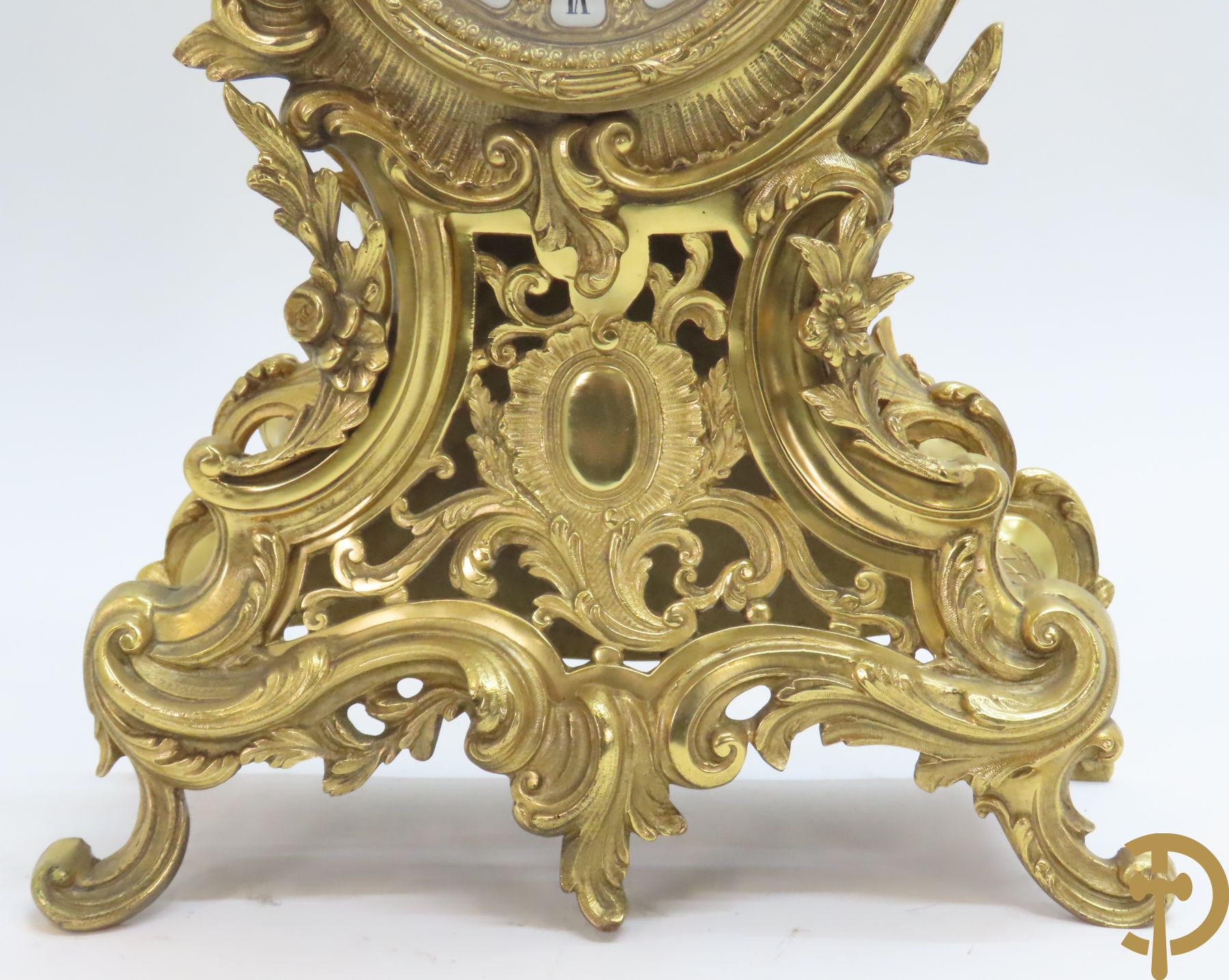 Driedelige bronzen garnituur Louis XV stijl met middenstuk en 2 vijfarmigekandelaars