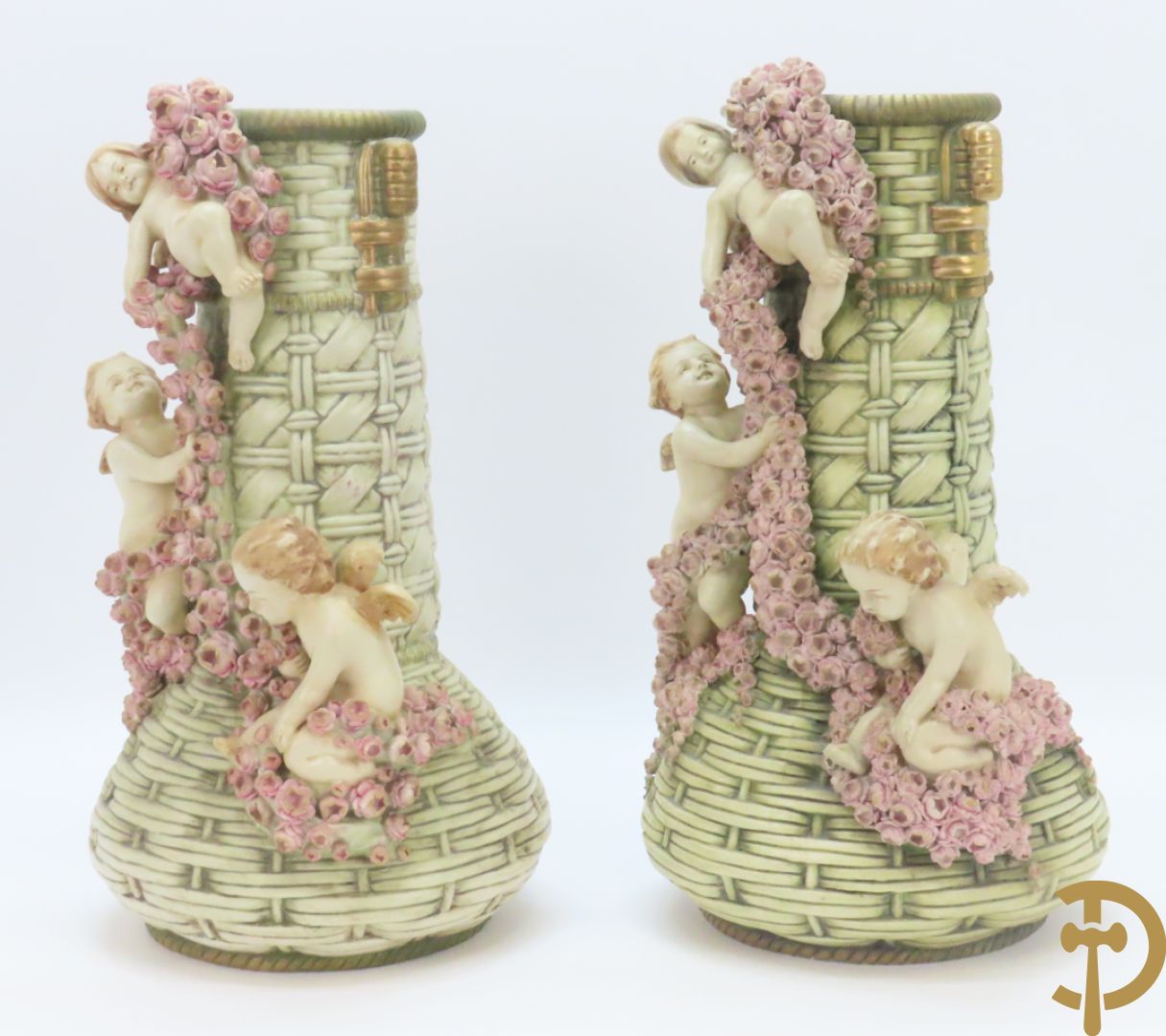 Paar meerkleurige faience vazen,  Austria gemerkt, met cupido