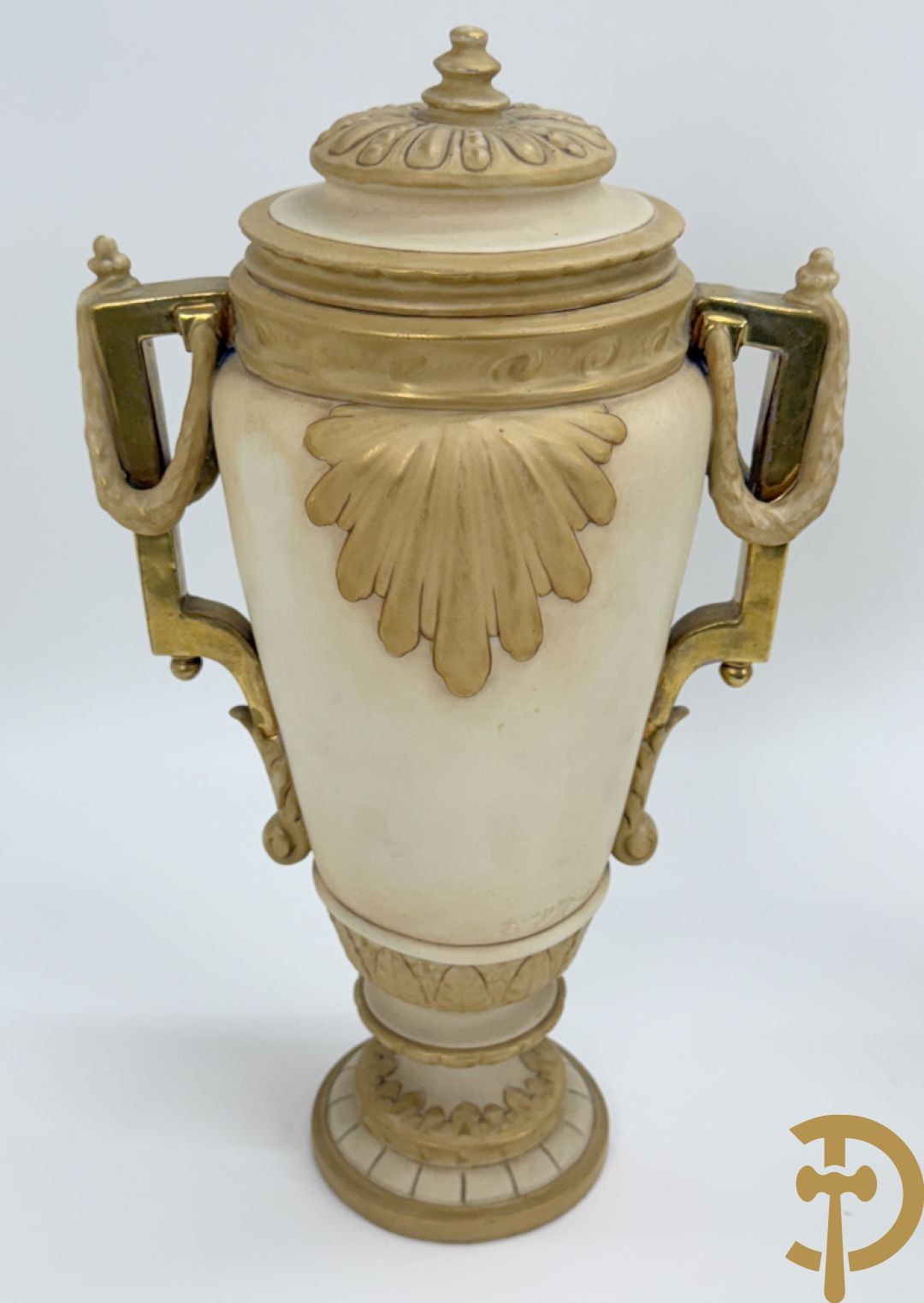 Paar Royal Dux vazen met guirlandes, Louis XVI stijl , nummer 5447