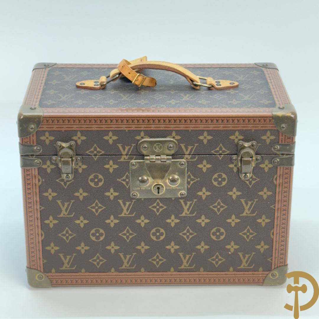 Louis Vuitton beauty case met verschillende vakjes en genummerd 948947