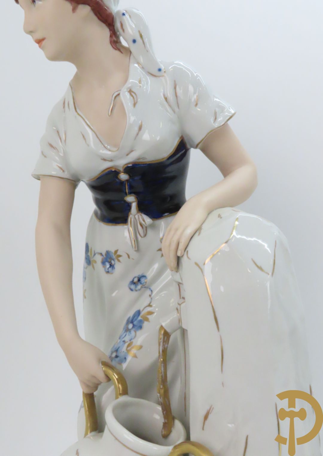 Paar Royal Dux personages van dame en heer bij de waterkraan, onderaan gemerkt en genummerd 10965 en 10563