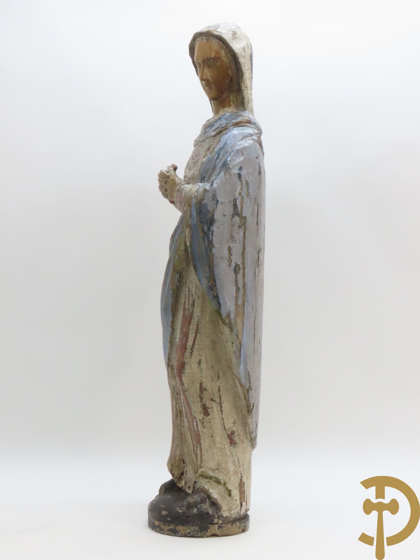 Europese houtsculptuur van staande Madonna met polychromieresten, 18e