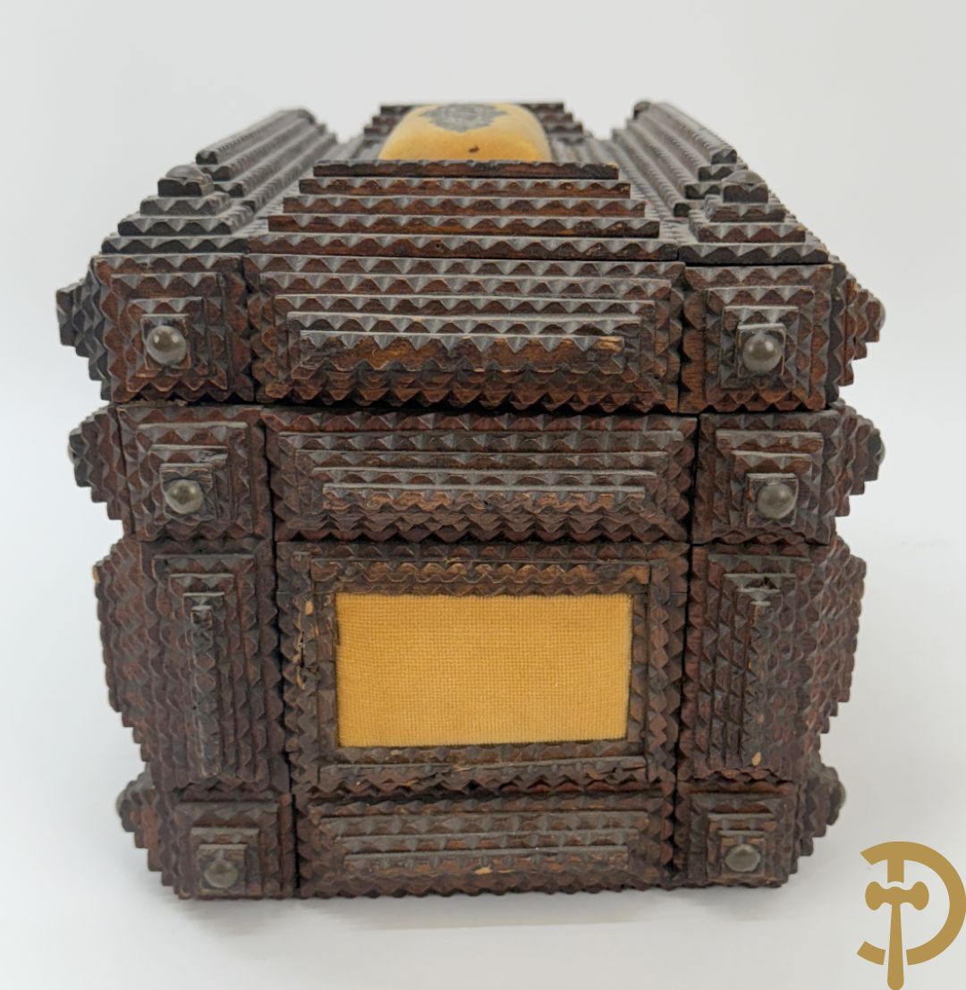 Schatkistje in gekarteld hout met velours bezet