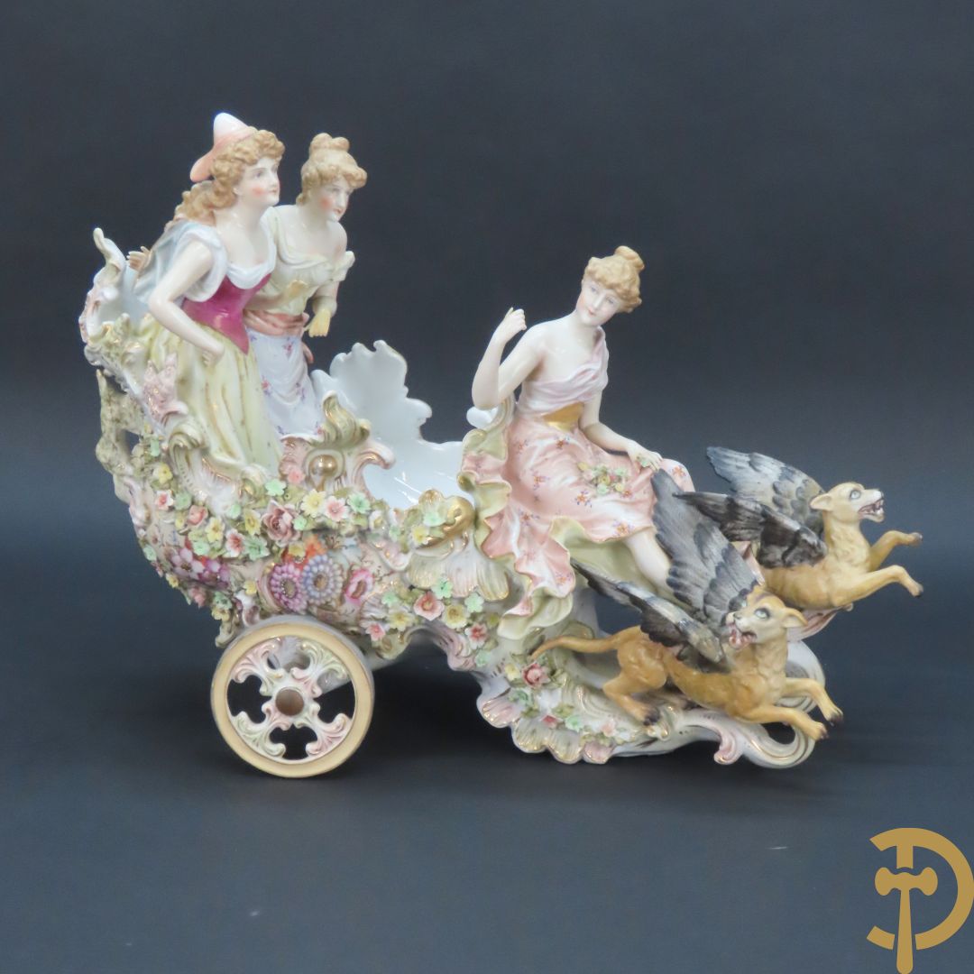 Meerkleurige porseleinen sierwagen slede met 3 dames voortgetrokken door 3 honden, onderaan gemerkt