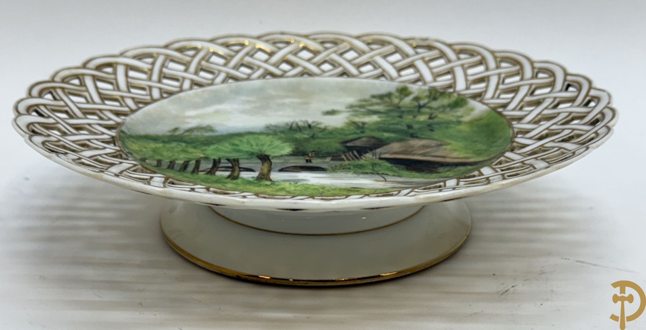 Acht handbeschilderde geajoureerde porseleinen borden met landschapsdecor, onderaan gemerkt