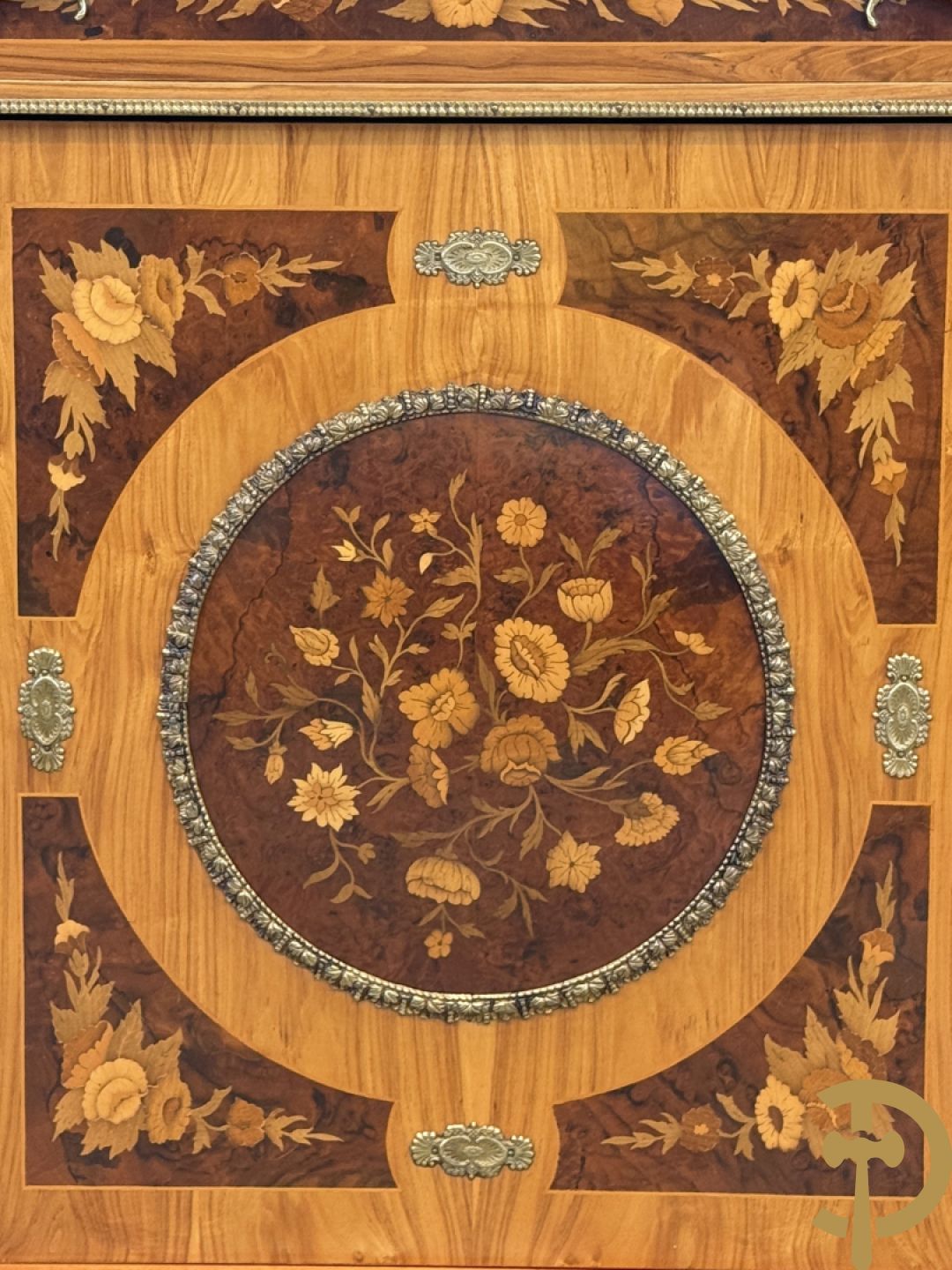 Notelaren driedeursdressoir met bloemenmarquetterie, bronsbeslag en marmeren blad