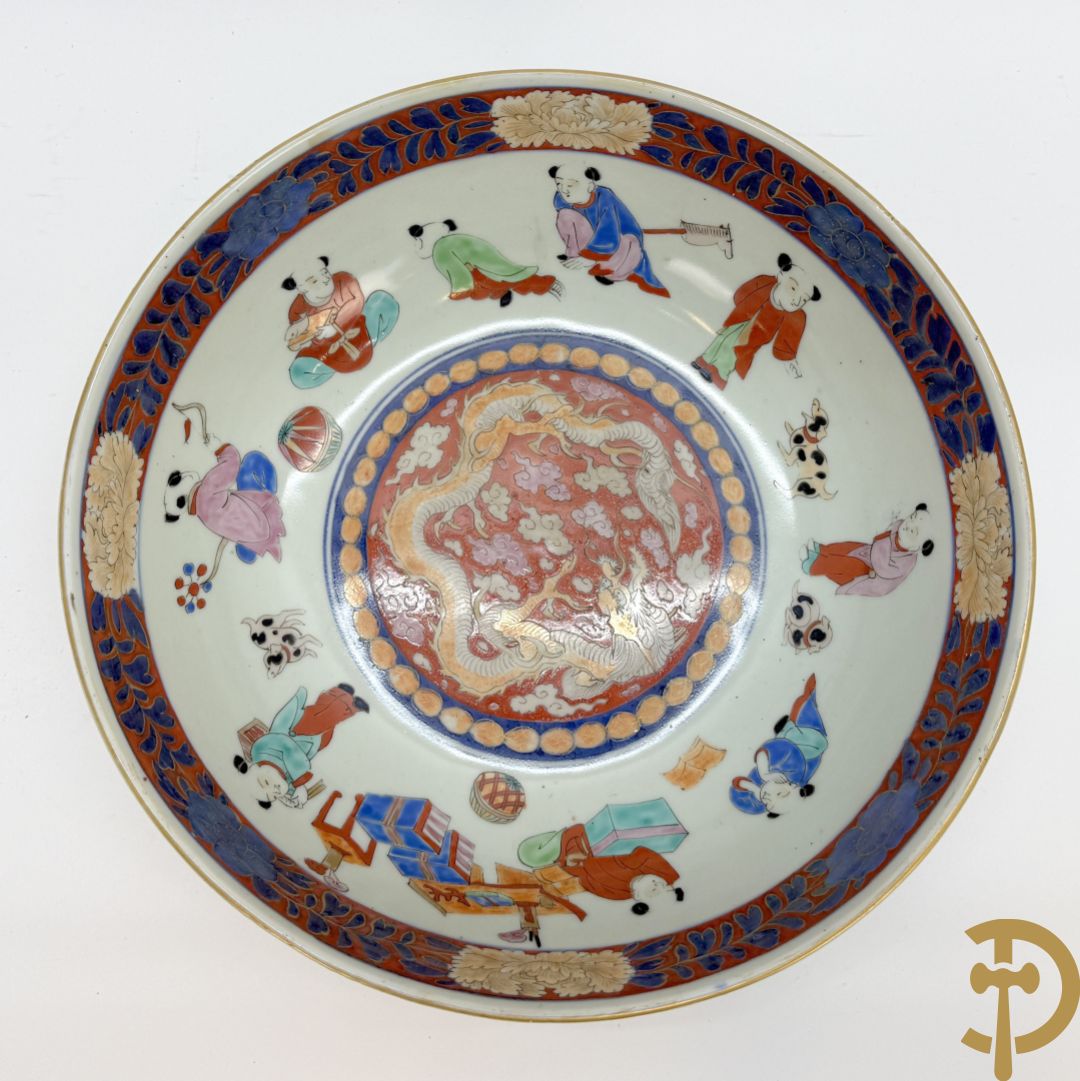 Japanse porseleinen Imari coupe met drakendecor omgeven door personages
