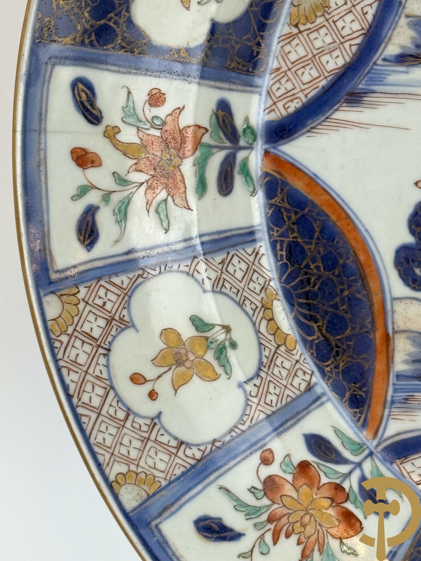 Chinees porseleinen Imari bord met landschapsdecor en bloemen