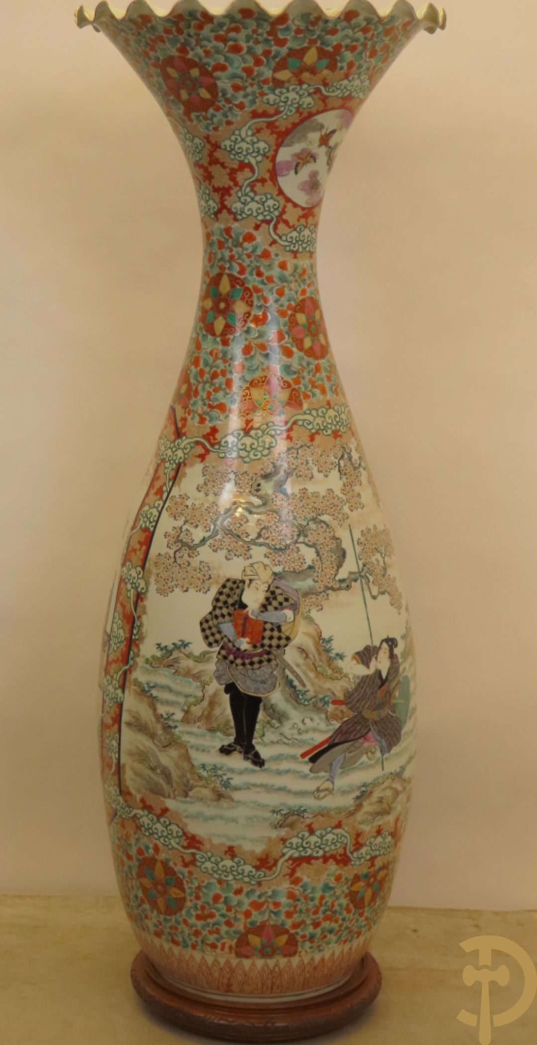 Japanse porseleinen waaiervaas met decor van geisha en krijger, bovenaan met florale motieven