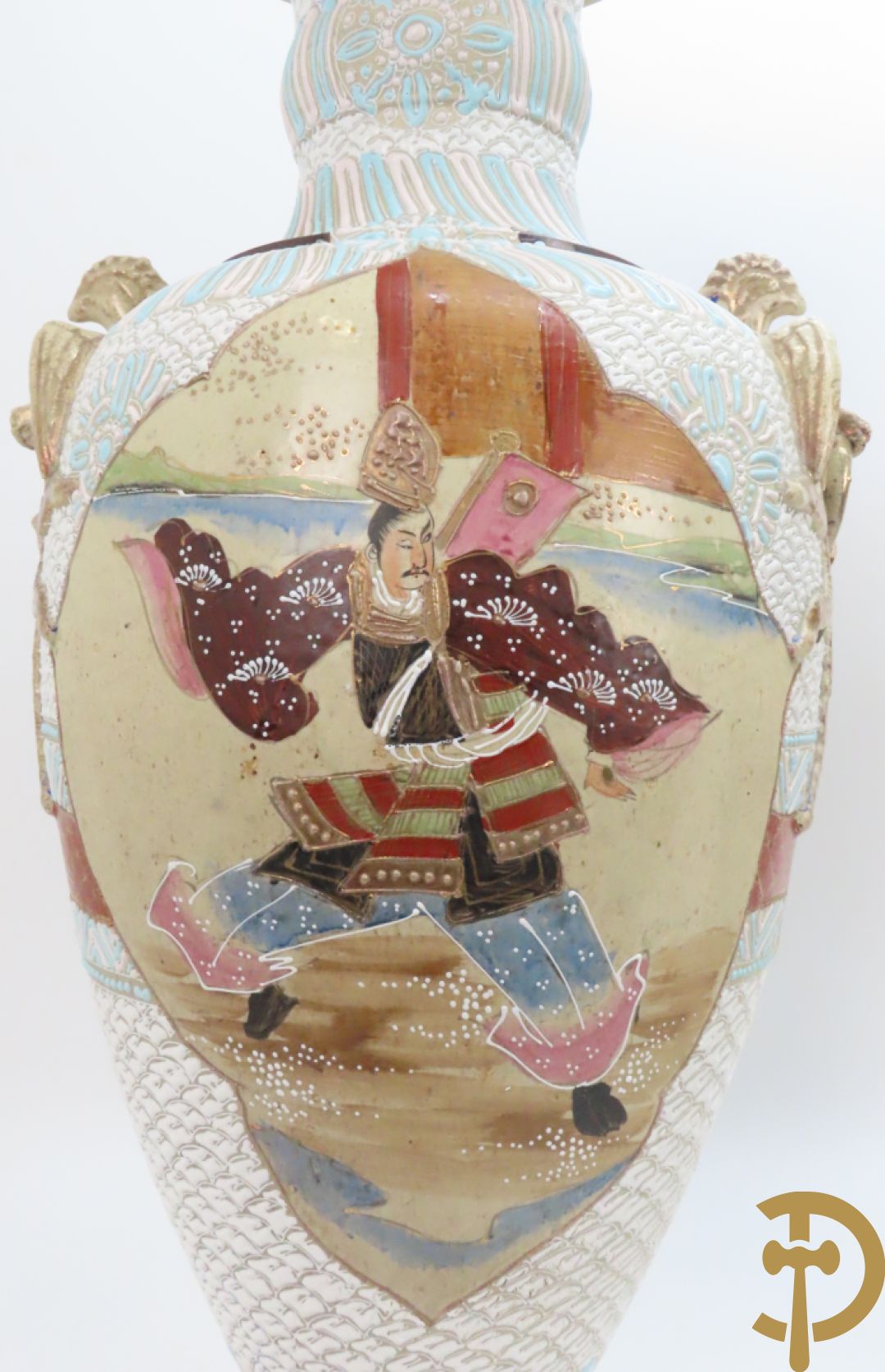 Paar Japanse Satsumat vazen met kijgerdecor en geanimeerde scènes, zijdelings met vogels bezet