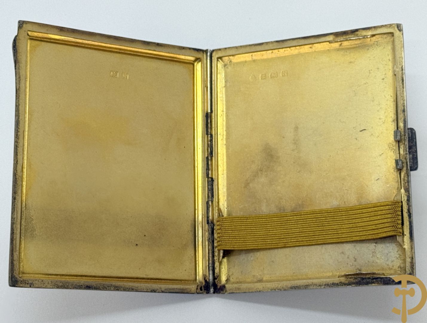 Massief zilveren sigarettenhouder bezet met email bovenaan, Engels gemerkt, in schrijn + massief zilveren poederdoos bezet met email in schrijn