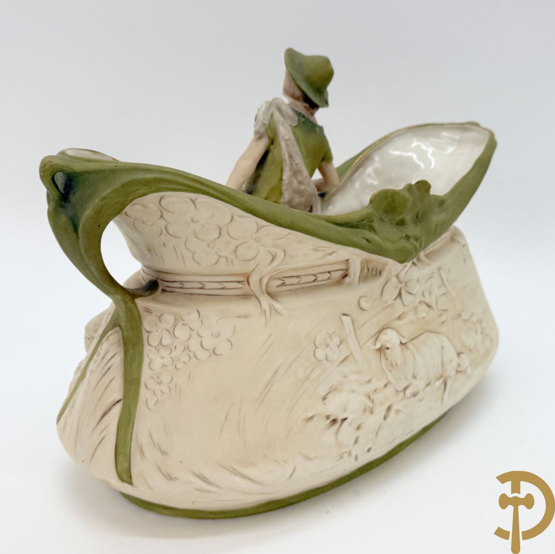 Coupe in Royal Dux met herder en schapen, nummer 1224, gemerkt onderaan