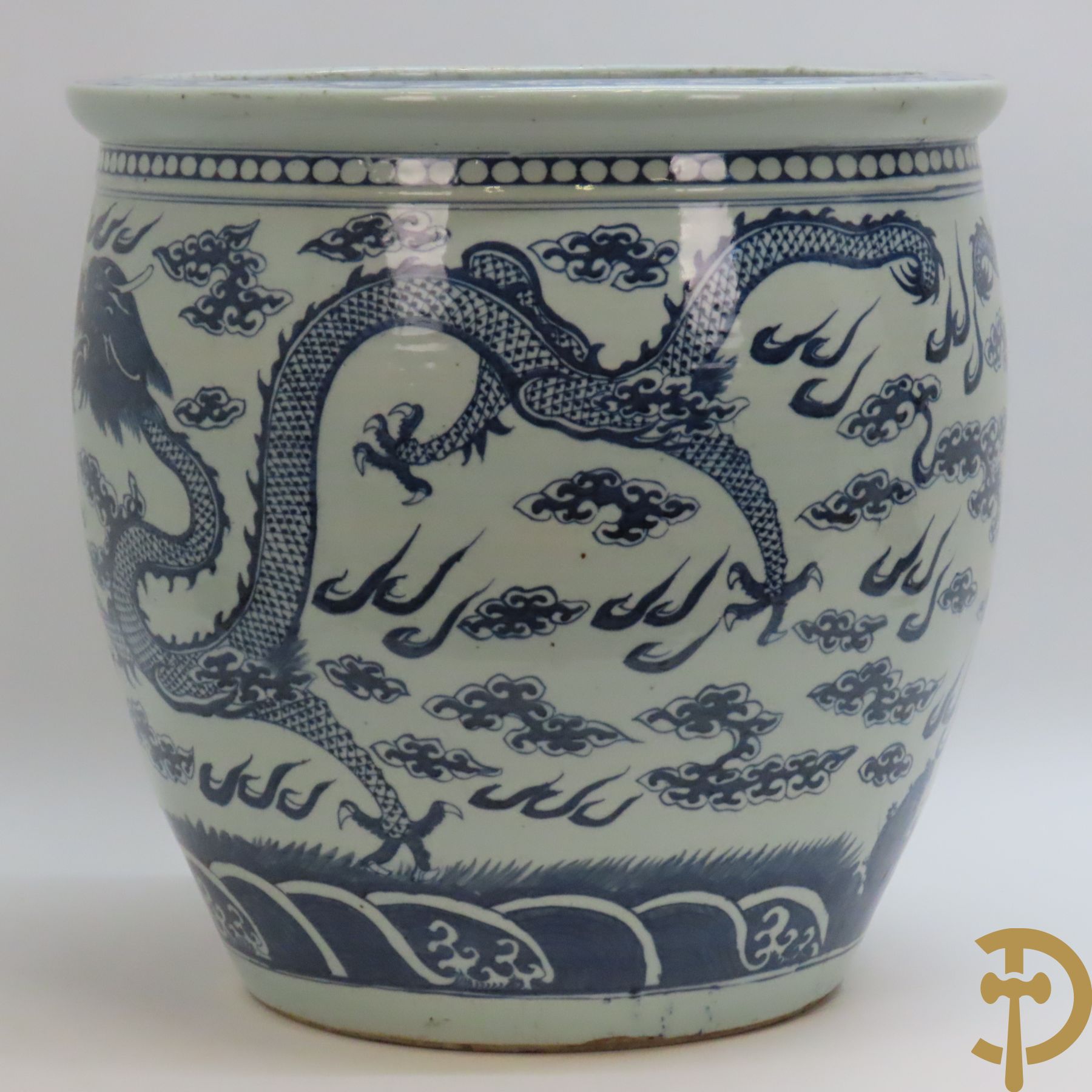 Chinese porseleinen blauw - witte cachepot met met drakenmotieven en wolkendecor