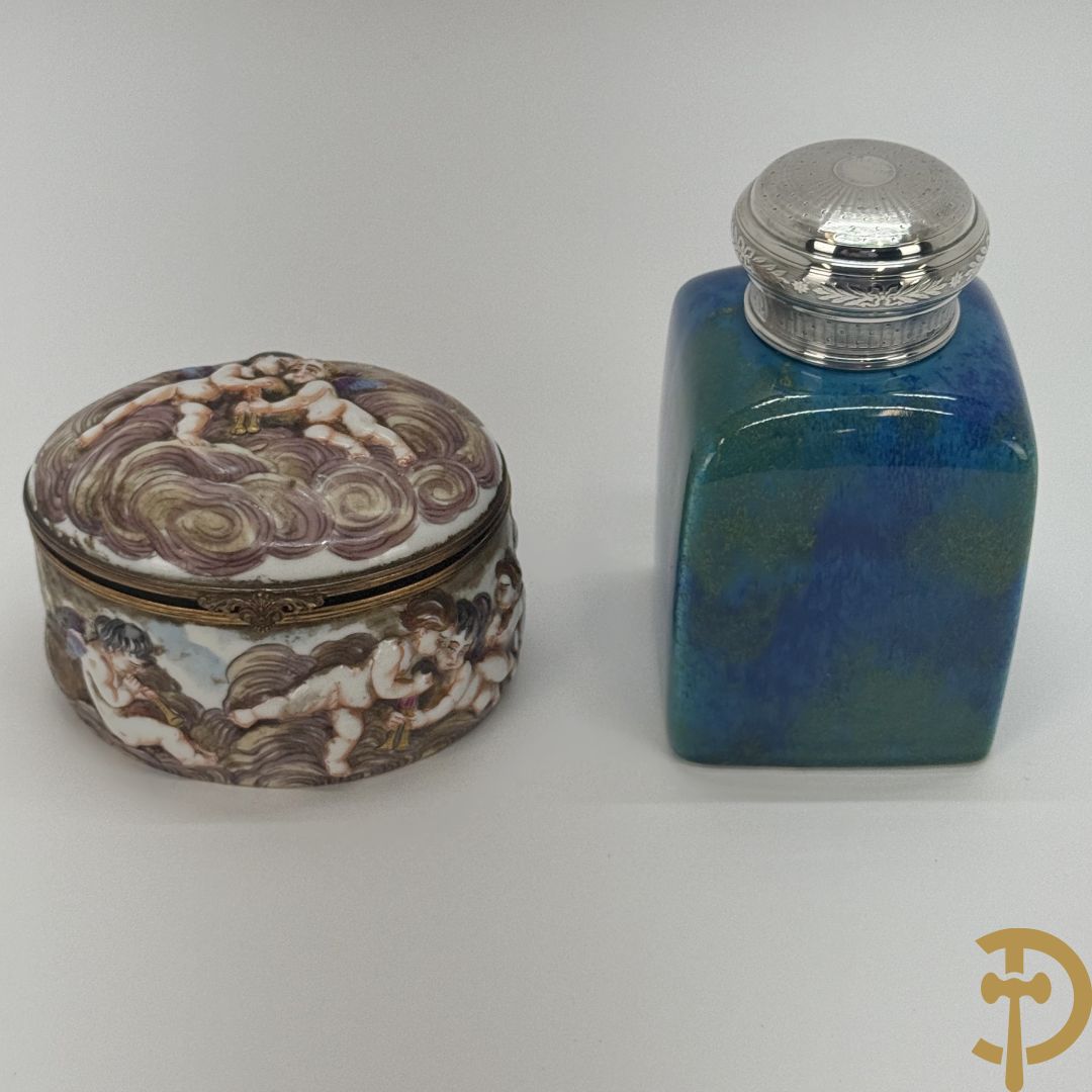 Vierkante blauw porseleinen fles Sèvres (Paul Milet) gemerkt met zilveren dop + dekseldoos Capo di Monte met cupido