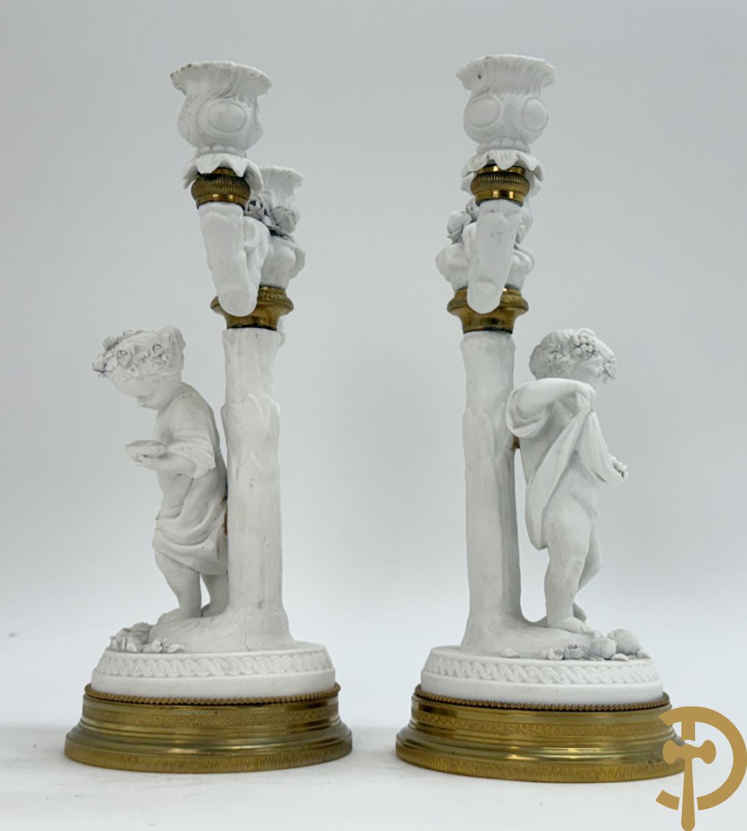 Paar biscuit kandelaars met cupido