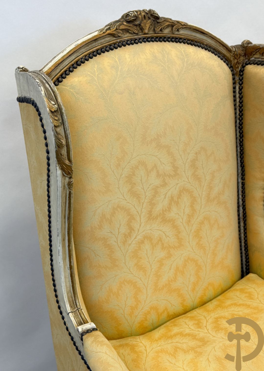 Paar Louis XV bergères met wangen, gesculpteerde accanthusranken en bloemenmotieven