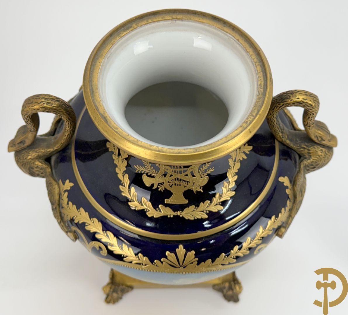 Paar porseleinen Sèvres cassolettes met handbeschilderd romantisch decor op blauwe fond, zijdelings met bronzen zwanen, Chateaux de Sceaux  gemerkt onderaan, Missant J. getekend