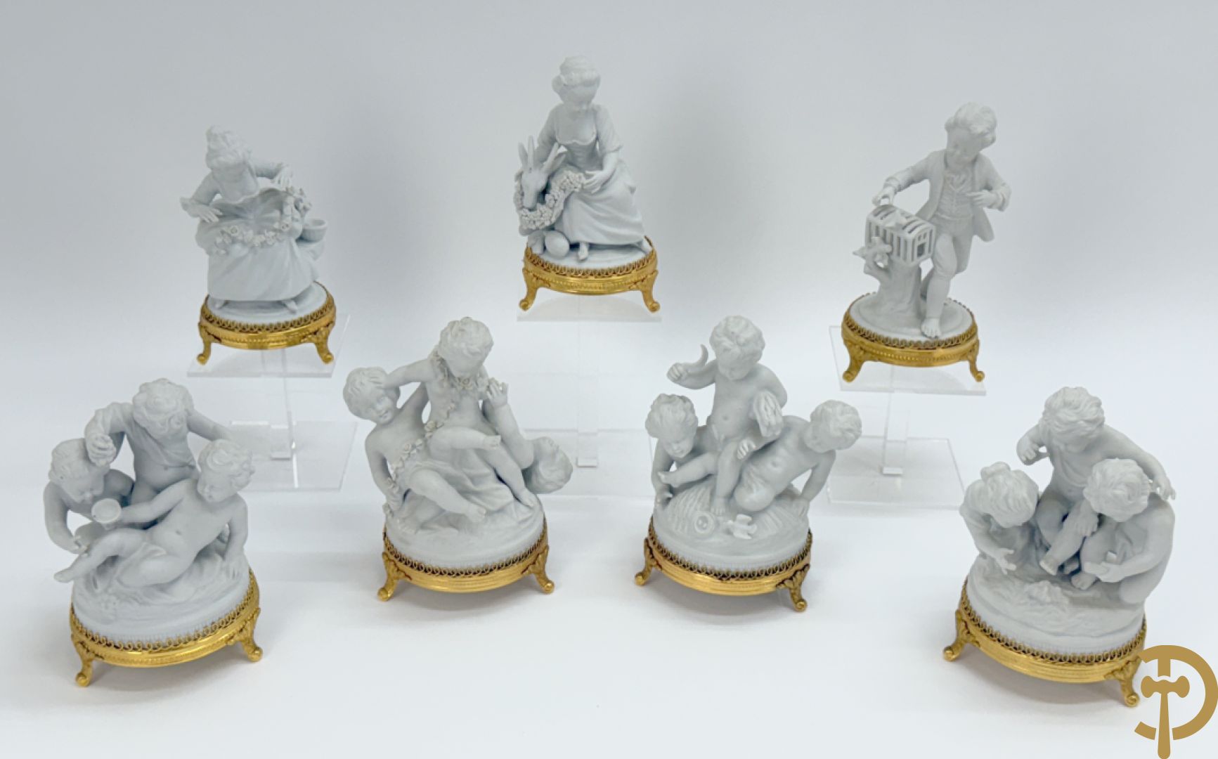 Zeven witte biscuits met voorstelligen van spelende kinderen en engelen op vergulde koperen sokkel, gemerkt Unterweisbach