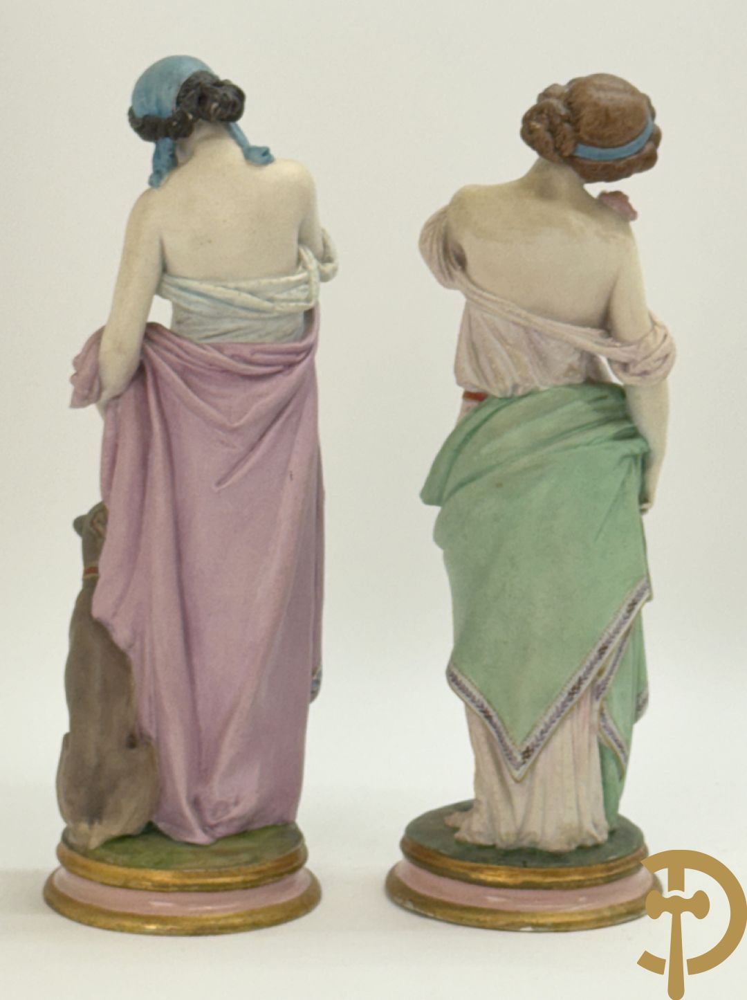 Paar Franse biscuits van elegante dame met hond en dame met bloemen op schouder