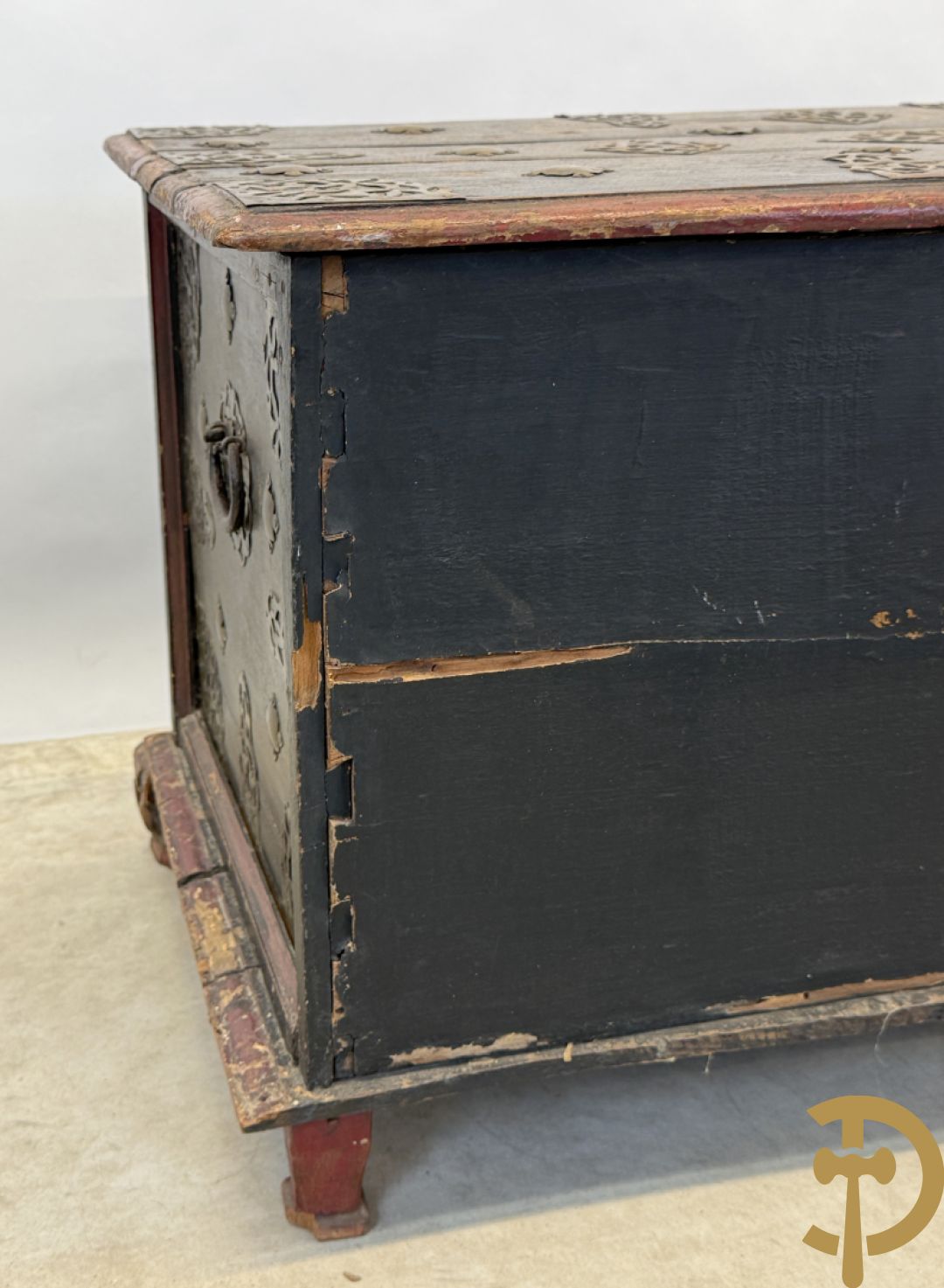 Indonesisch laag ladenkastje met sculptuur van accanthusranken en koperbeslag