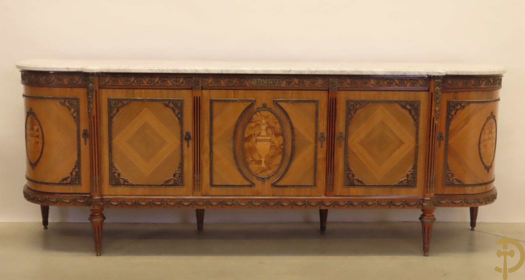 Notelaren eetkamer Louis XVI stijl bestaande uit vijfdeursdressoir met bloemenmarquetterie, bronsbeslag en wit marmeren blad, ovale uittrekbare tafel, 6 stoelen met leder bekleed en gegalbeerde vitrine met geslepen ruitjes