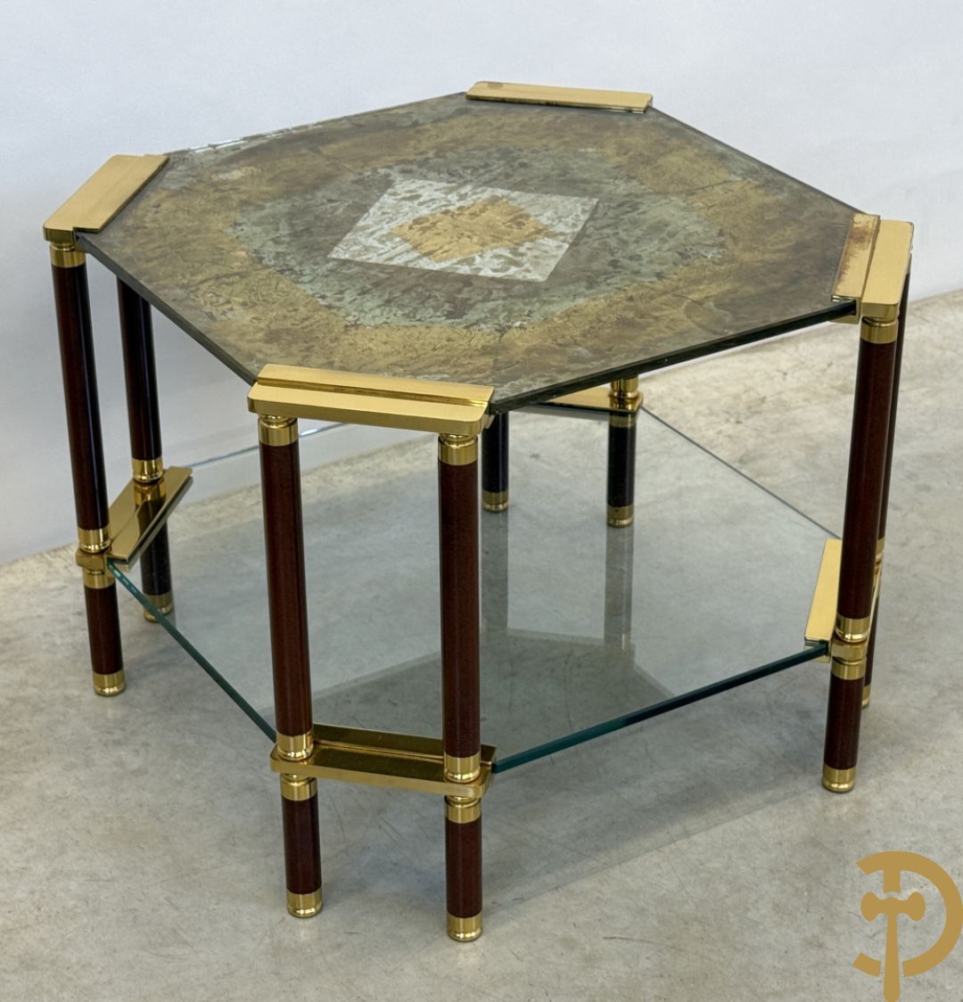 Vintage salontafel met geslepen glazen blad met bladgoud bewerkt op koperen voeten, Meersman Lucas getekend + 2 sidetables met geslepen glazen blad met bladgoud bewerkt op koperen voet, Meersman Lucas getekend + bijhorende lampadaire