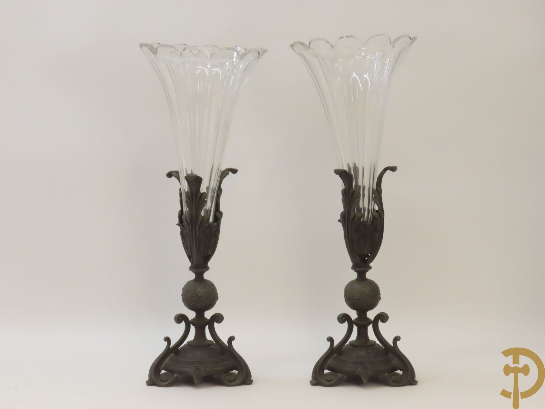 Paar kunstbronzen pique fleurs met kristallen geslepen fluiten