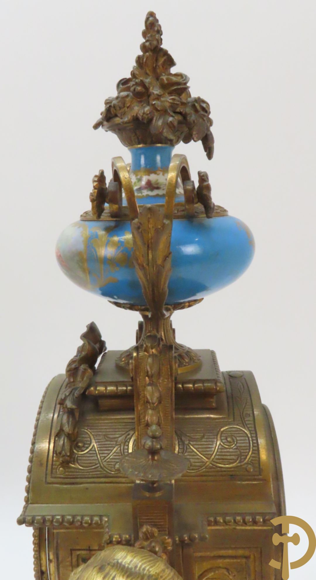 Driedelige bronzen garnituur bezet met Sèvres porselein bestaande uit pendule geflankeerd door paar cupido