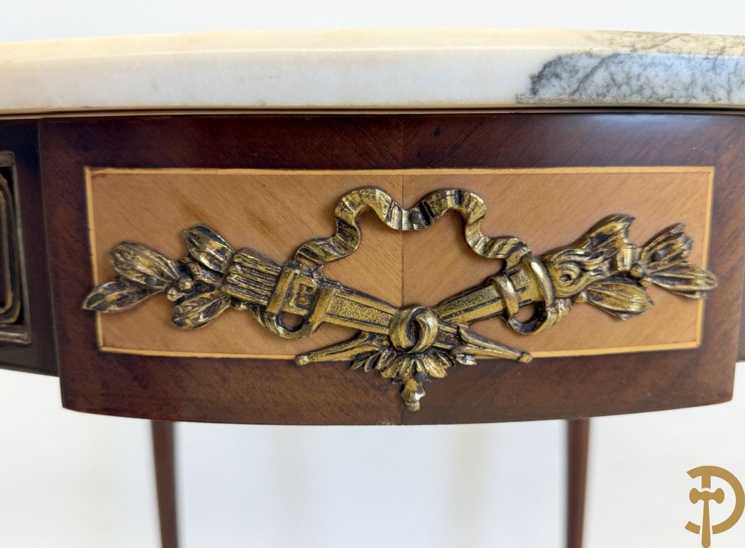 Ronde salontafel met bronsbeslag en marmeren blad op gecanneleerde poten