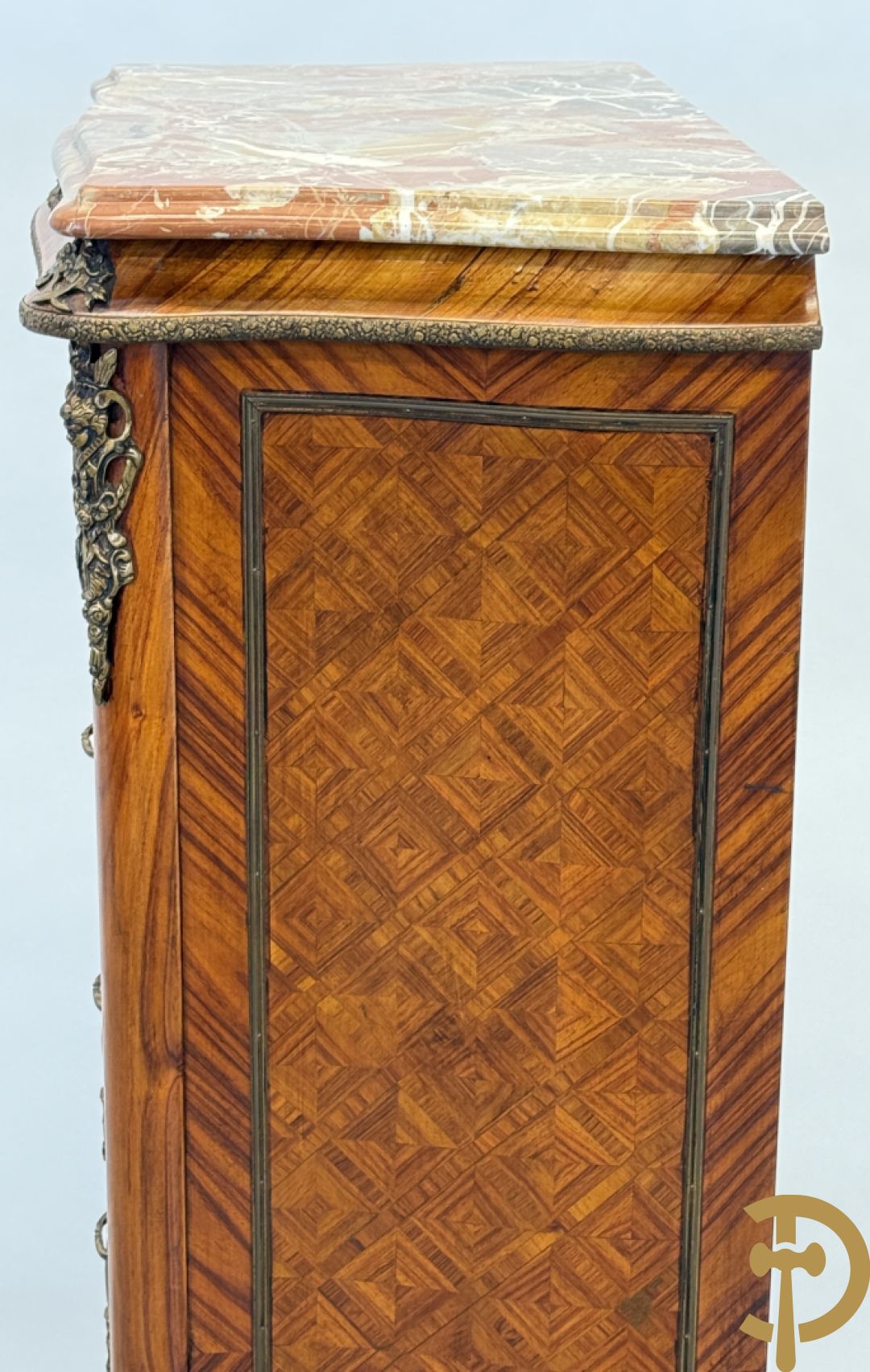 Gemarketteerde notelaren zevenladenkast bezet met bronsbeslag en marmeren blad