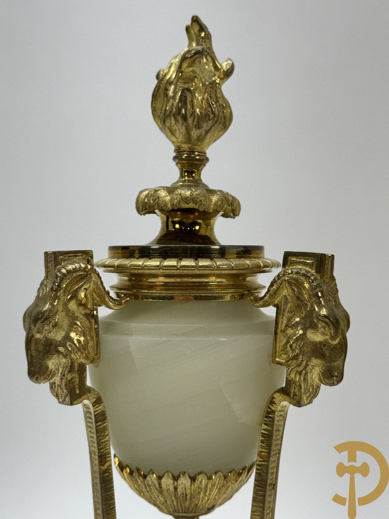 Paar vuurvergulde bronzen cassolettes met onix bezet met bokkepootjes en ramskoppen, bovenaan met flambeau