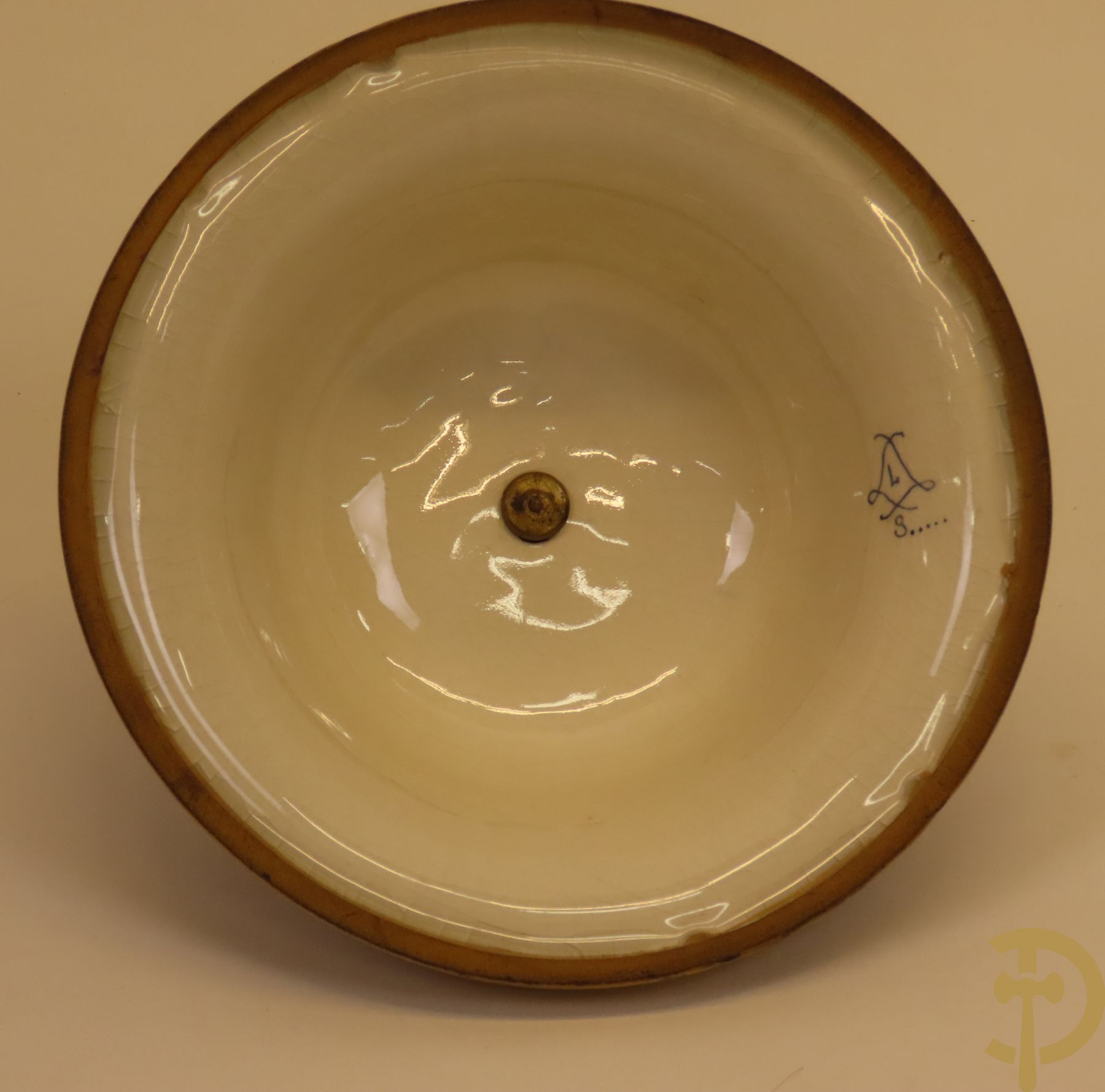 Grote porseleinen Sèvres vaas met dubbel decor van cavalerie, slagveldtaferelen en zicht op kasteel, DESPREZ H. getekend in het decor - bovenaan met verguld decor en zijdelings met bronzen oren en accanthusranken - deksel met Sèvres merkteken - op vierkante bronzen sokkel met klauwepoten