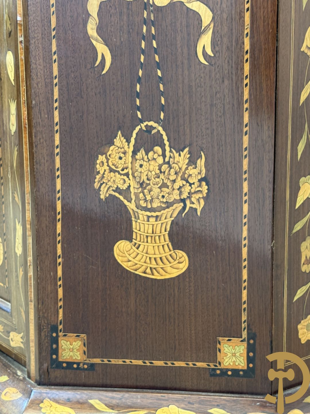 Hollandse vitrine met gemarketteerd bloementafereel, bovenaan met 2 beglaasde deuren en rocaille als kuif - onderaan met 2 gesloten deuren bezet met amforen, vogels en bloemenmarketterie