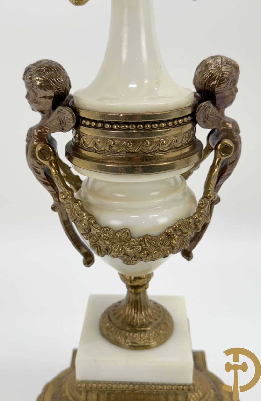 Driedelige koperen garnituur, centraal met harp geflankeerd door paar cupido