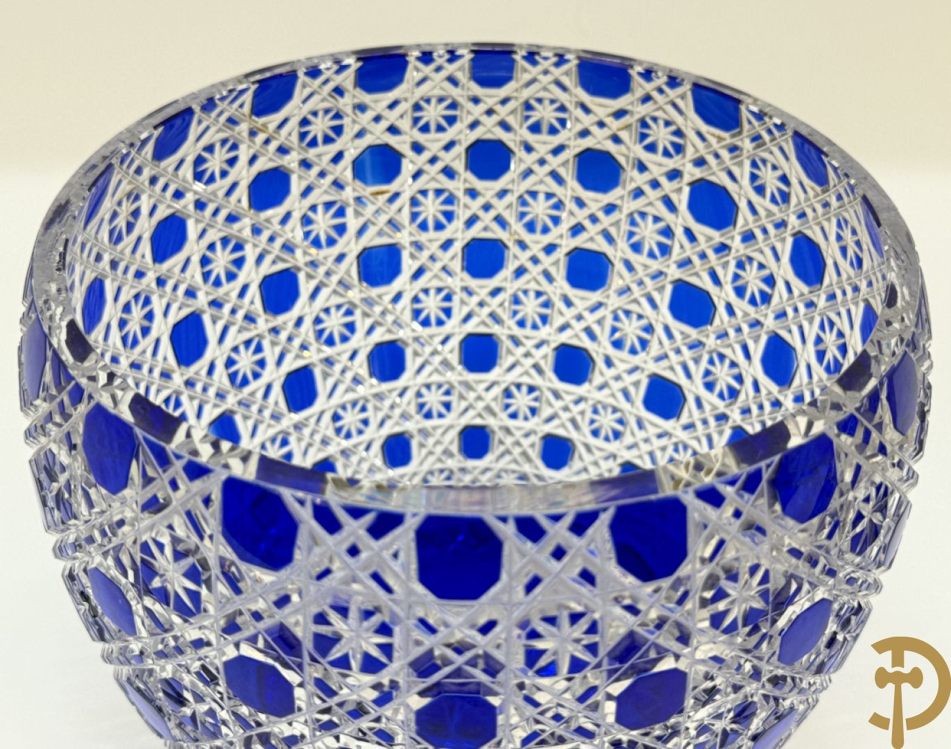 Blauwe handgeslepen en gefacetteerde kristallen punck bowl