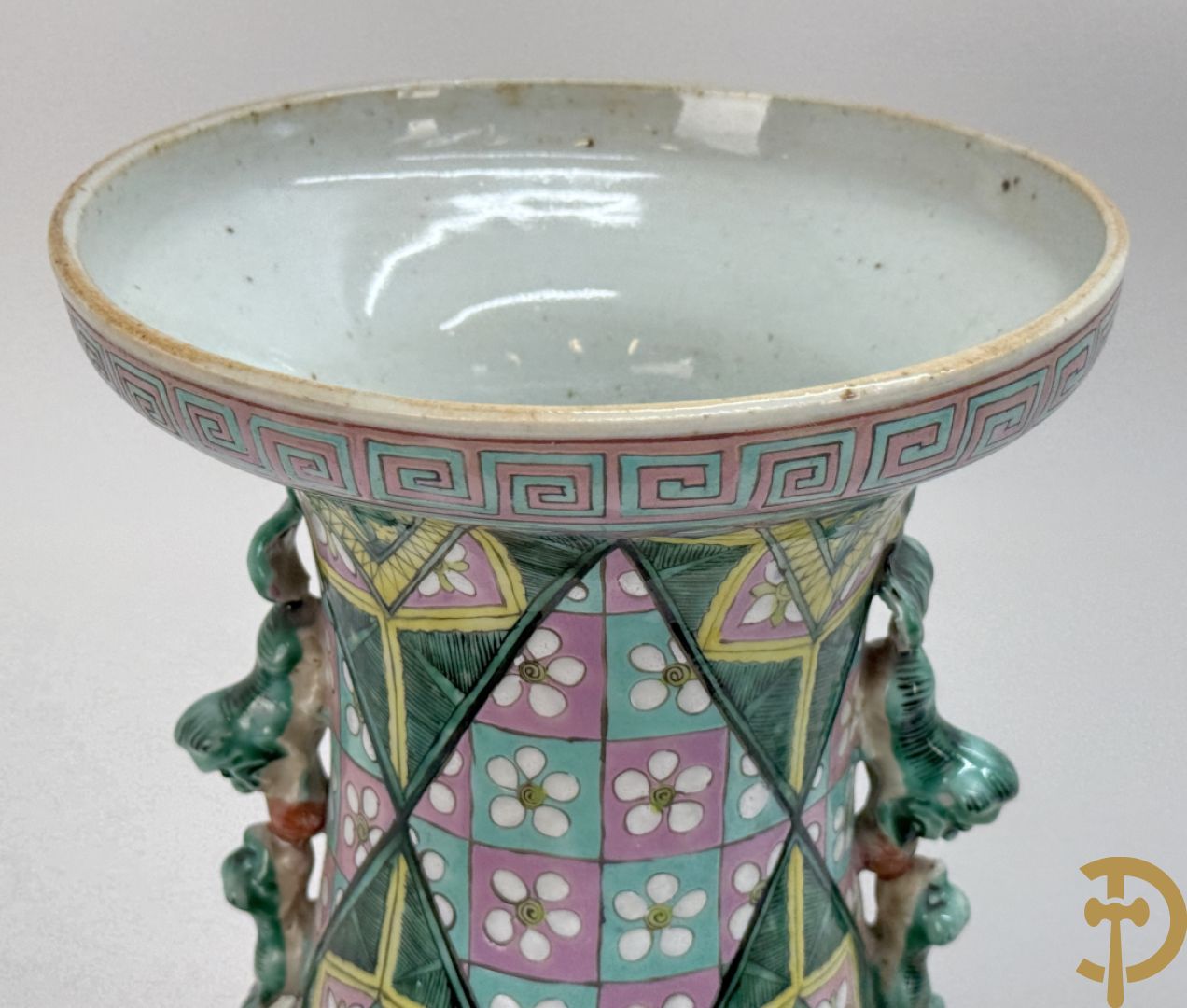 Chinese porseleinen vaas met ruitvormen en geometrische patronen, bovenaan met fo honden bezet