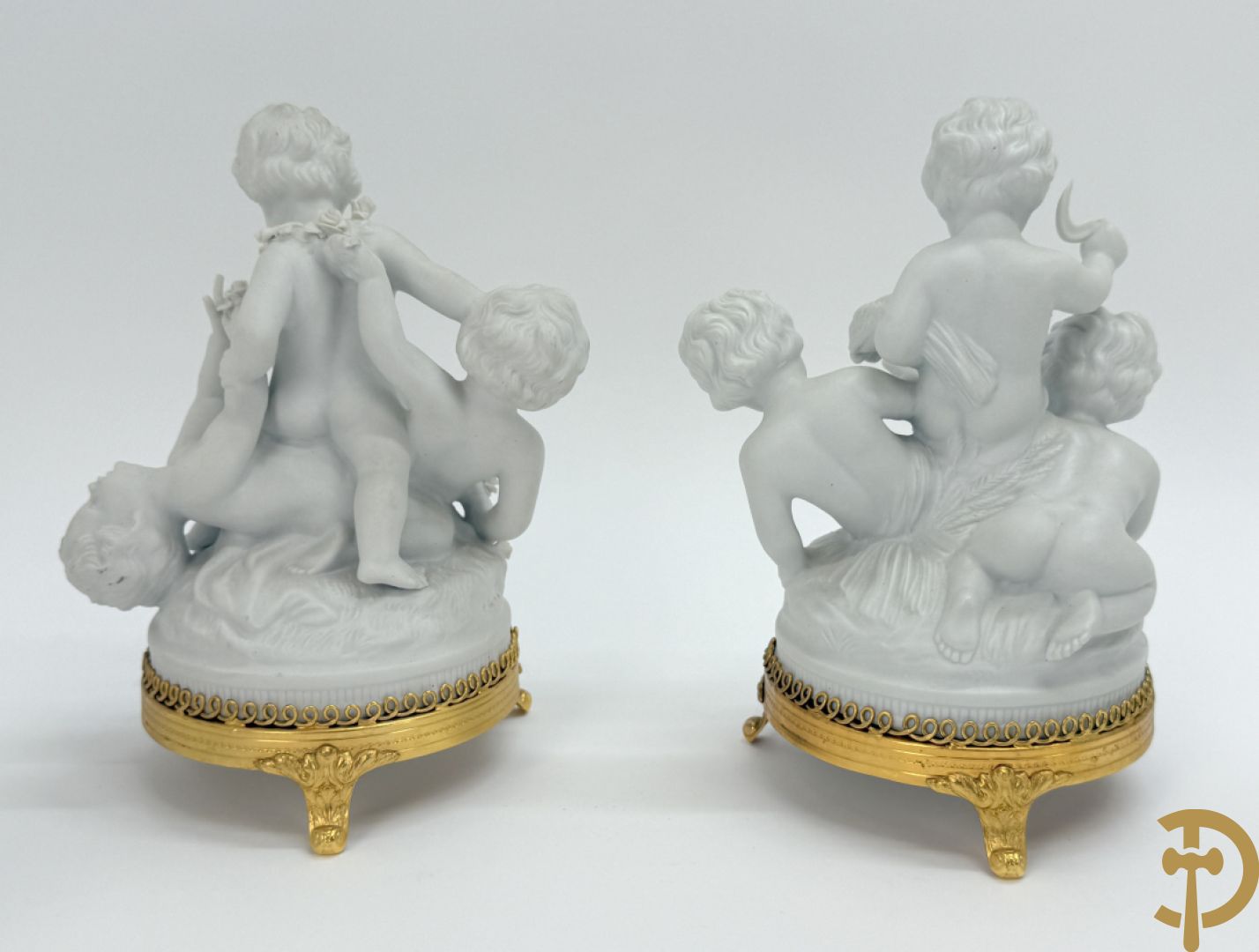 Zeven witte biscuits met voorstelligen van spelende kinderen en engelen op vergulde koperen sokkel, gemerkt Unterweisbach