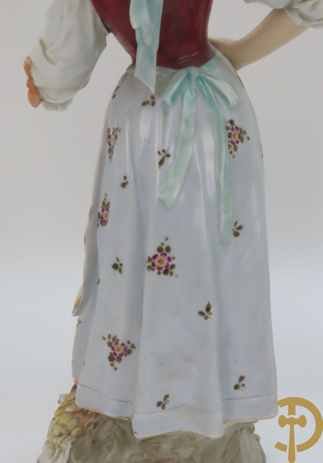 Paar meerkleurige porseleinen beelden van romantisch koppel , onderaan gemerkt