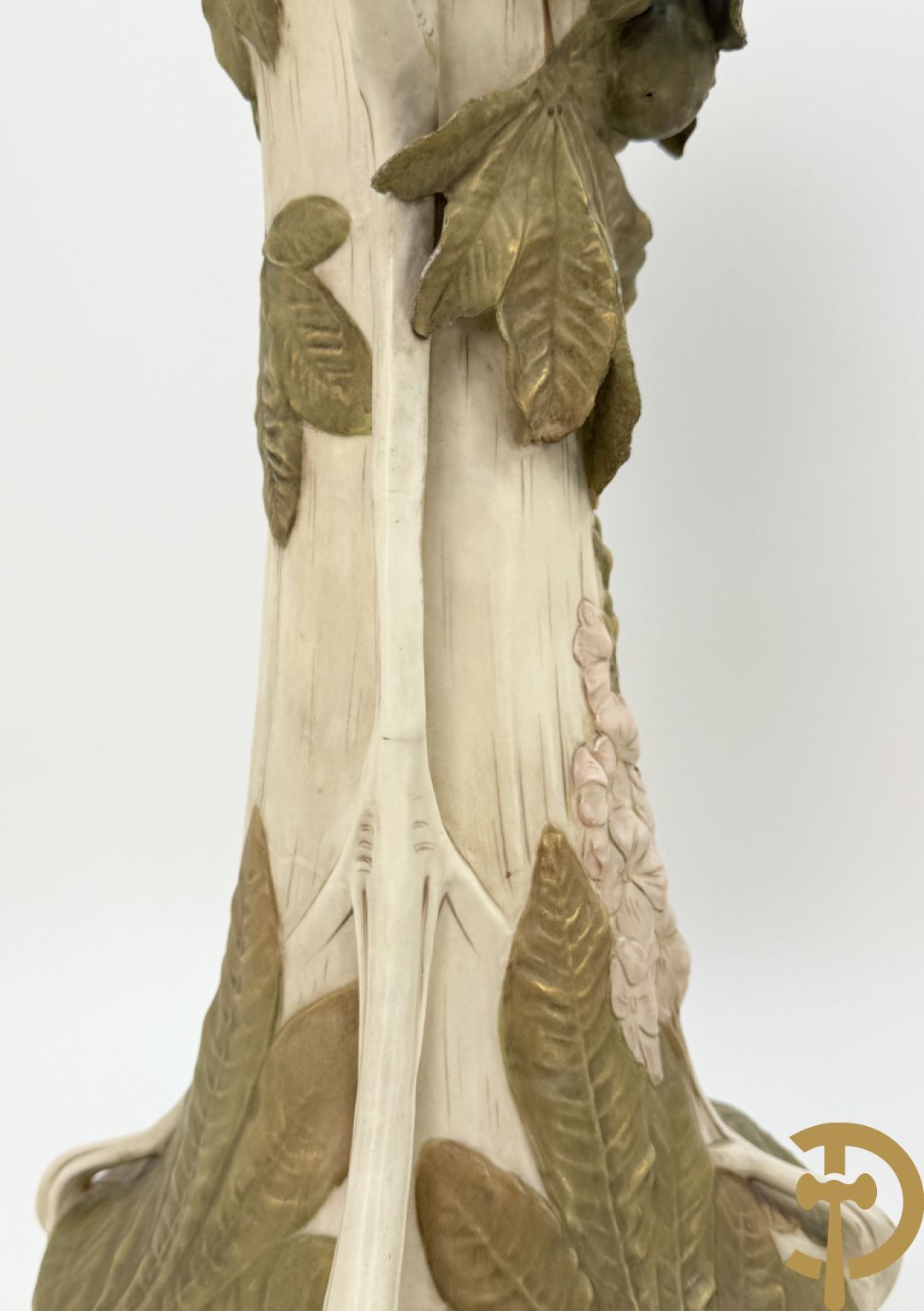 Paar Royal Dux vazen met bloemen bezet