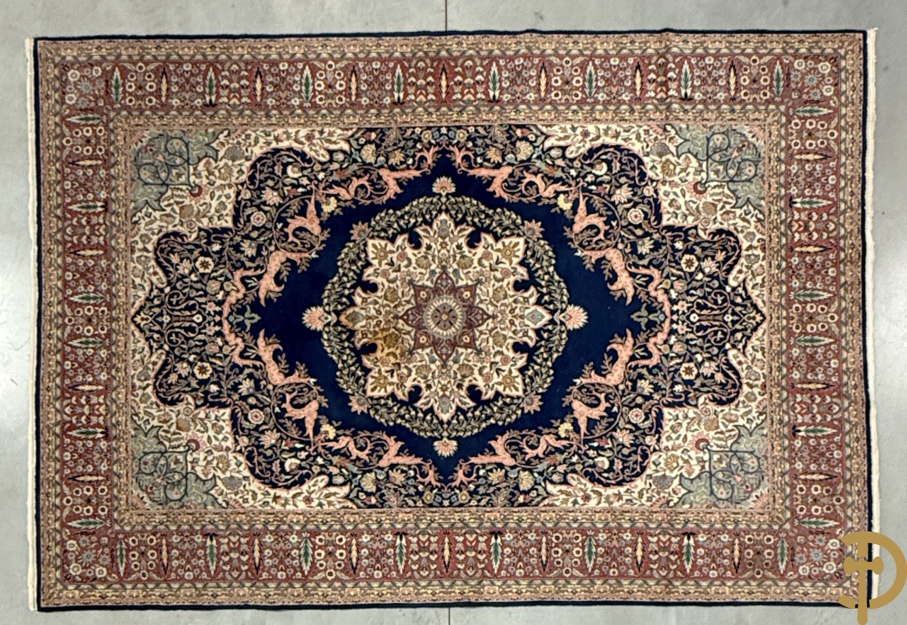 Oosters handgeknoopt tapijt met blauwe fond en bloemenmotieven