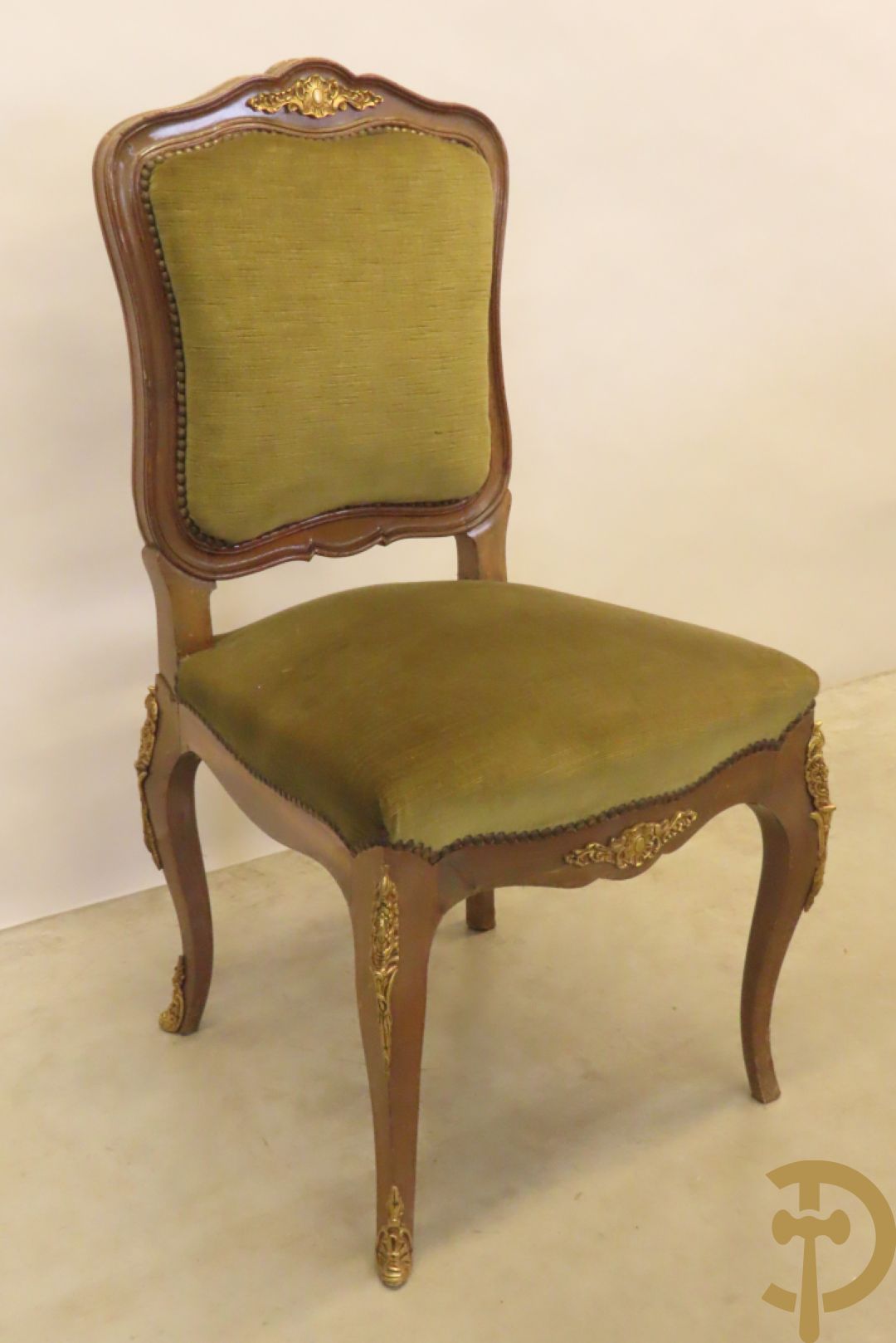 Gemarketteerde ovale notelaren tafel bezet met bronsbeslag van dameshoofden + stoel