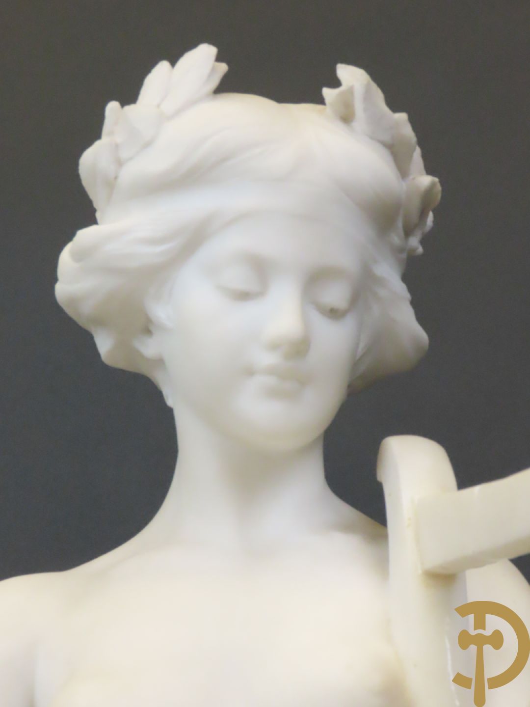 Prof. Fagioli Firenze getekend : Witte marmersculptuur van zittende dame met ontblote boezem met muziekinstrument