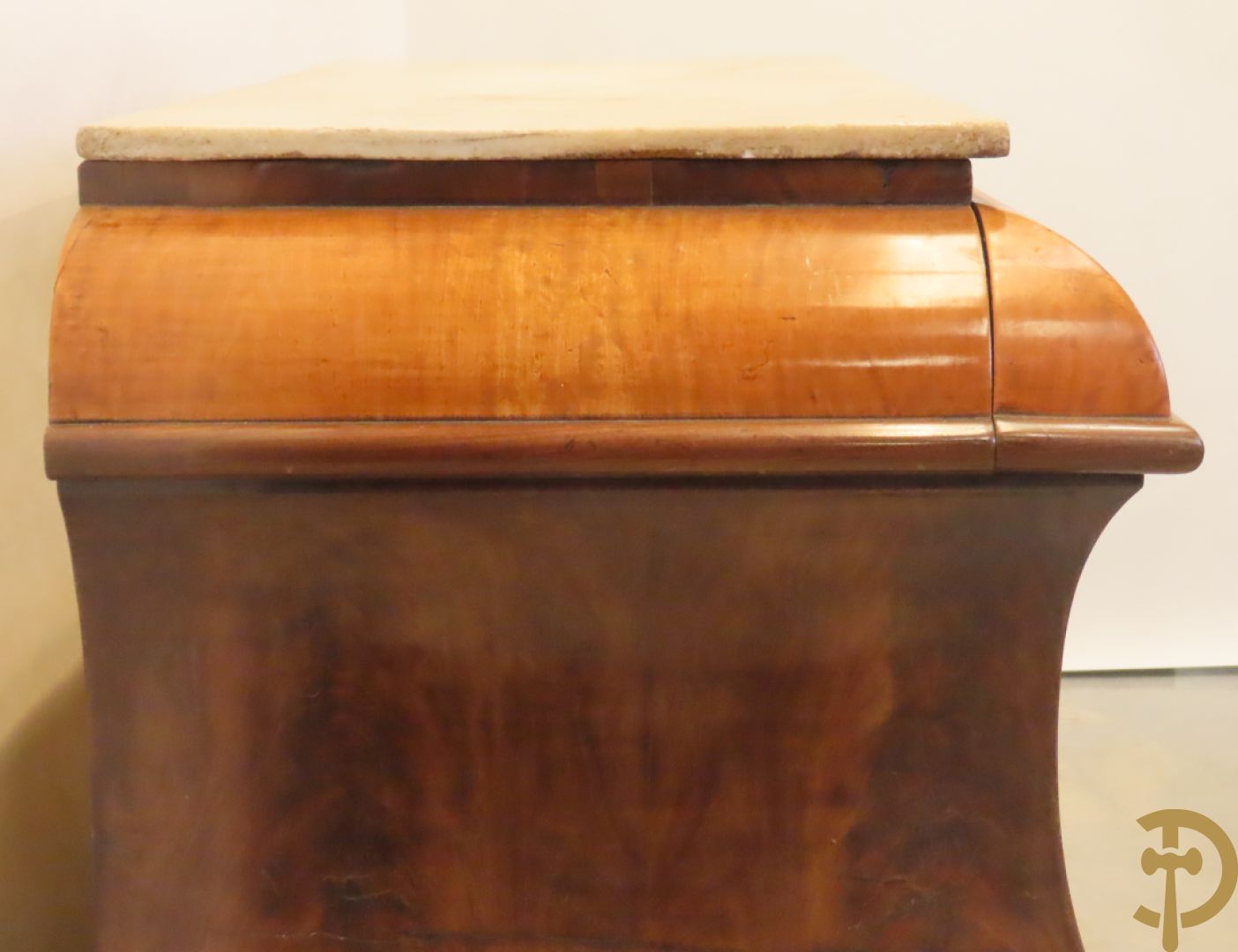 Antieke gegalbeerde commode van mahonie met 4 lades, 2 de kwart 19e