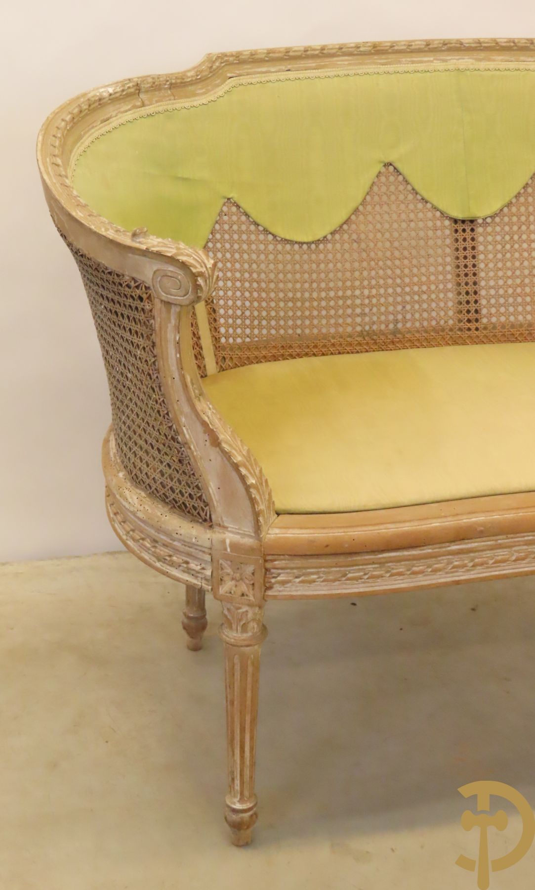 Gemonochromeerde bergère met groene mohair stof + gemonochromeerde en gecaneerde canapé Louis XVI stijl