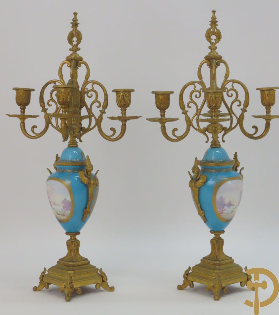 Paar Sèvres cassolettes met handbeschilderd romantisch decor van dame met cupido en landschapsdecor - met vergulde bronzen vierarmige kandelaar, Feccotte V. getekend