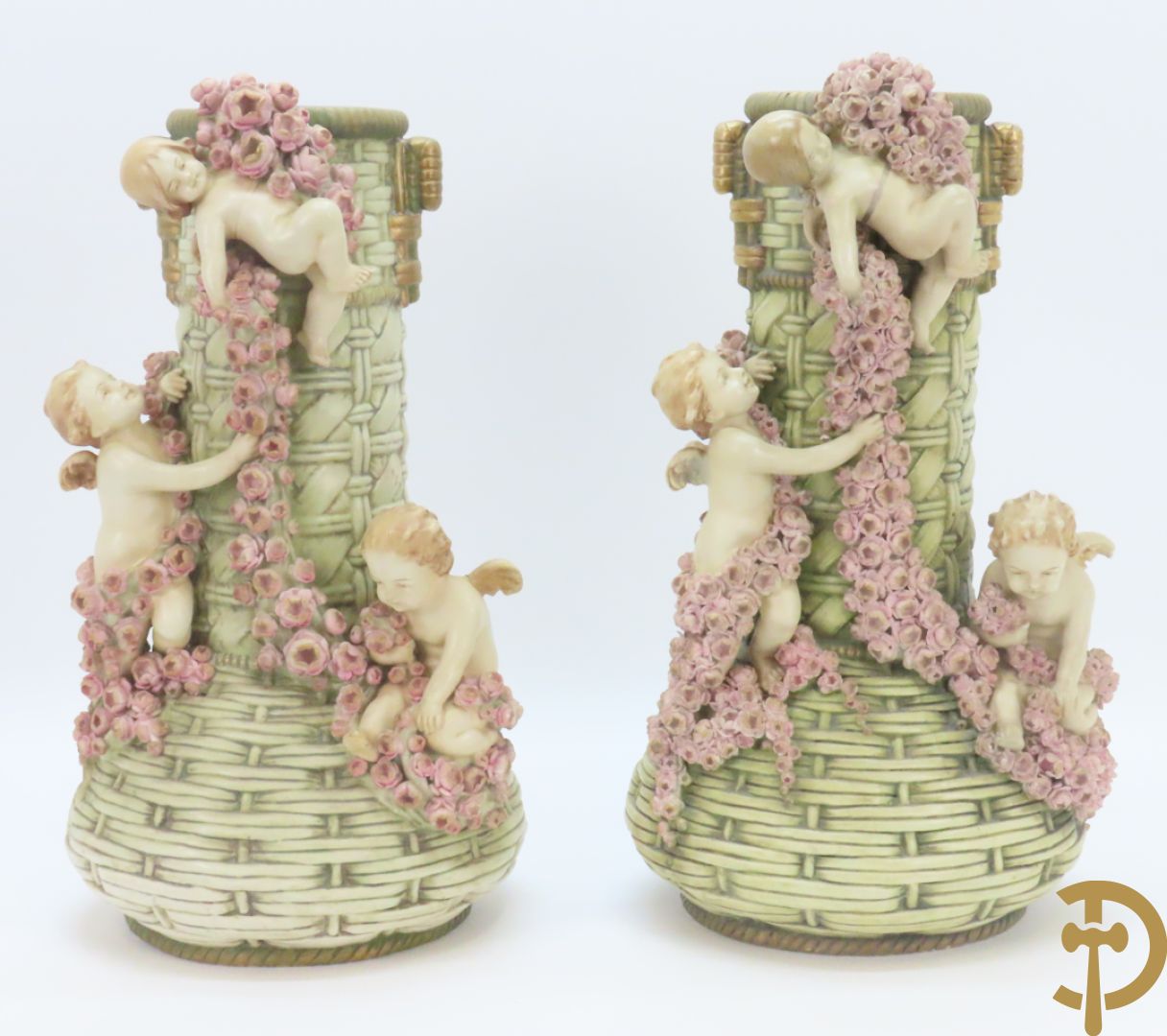 Paar meerkleurige faience vazen,  Austria gemerkt, met cupido