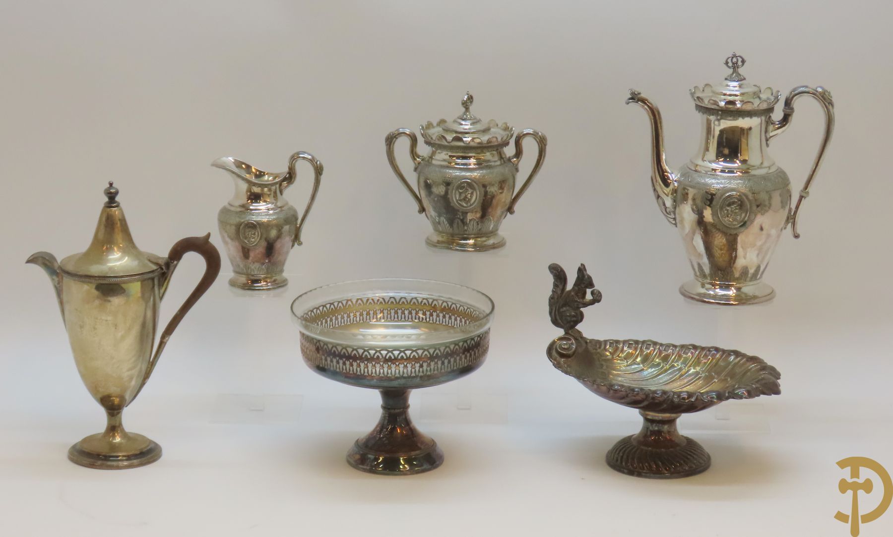 Verzilverd koffiestel MFD & Plated by Reed & Barton 2046 bestaande uit koffiekan, melkkan en suikerpot met ovale medaillons + verzilverde coupe met eekhoorn en rocaille + verzilverde coupe met glas + Verzilverde schenkkan met houten handvat