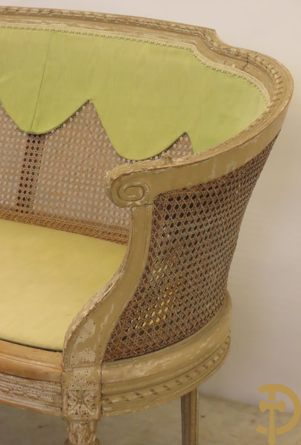 Gemonochromeerde bergère met groene mohair stof + gemonochromeerde en gecaneerde canapé Louis XVI stijl